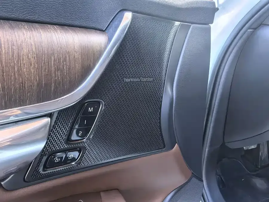 Volvo V90 2023 Cross Country B5 AWD Zhiyuan Edition 2023 — миниатюра 4