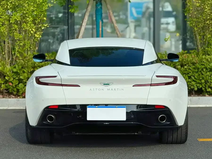 Aston Martin DB12 2023 4.0T V8 Coupe 2024 — миниатюра 4