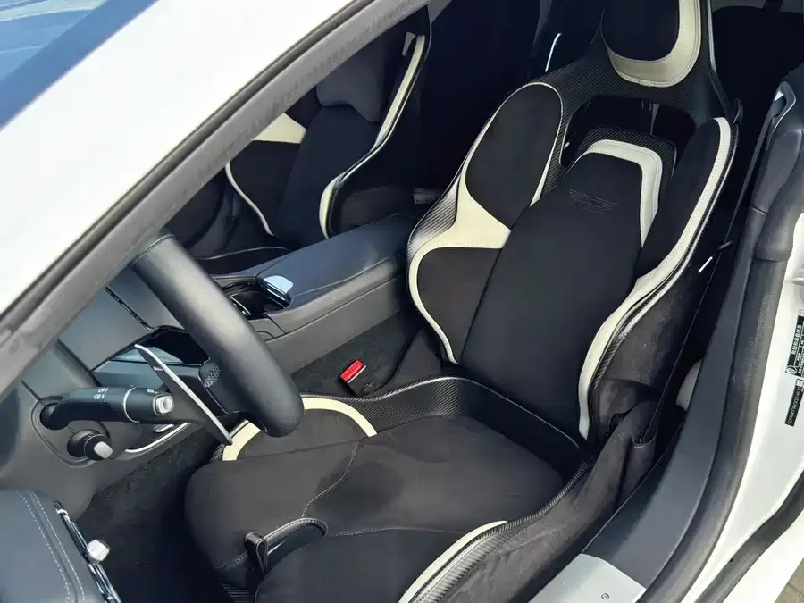 Aston Martin DB12 2023 4.0T V8 Coupe 2024 — миниатюра 5
