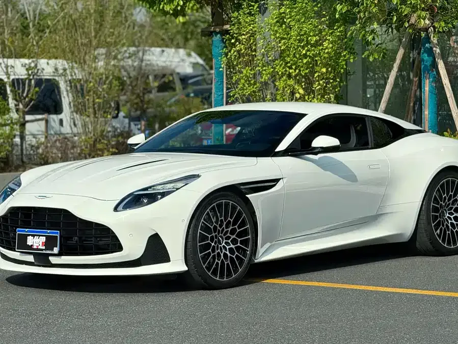 Aston Martin DB12 2024