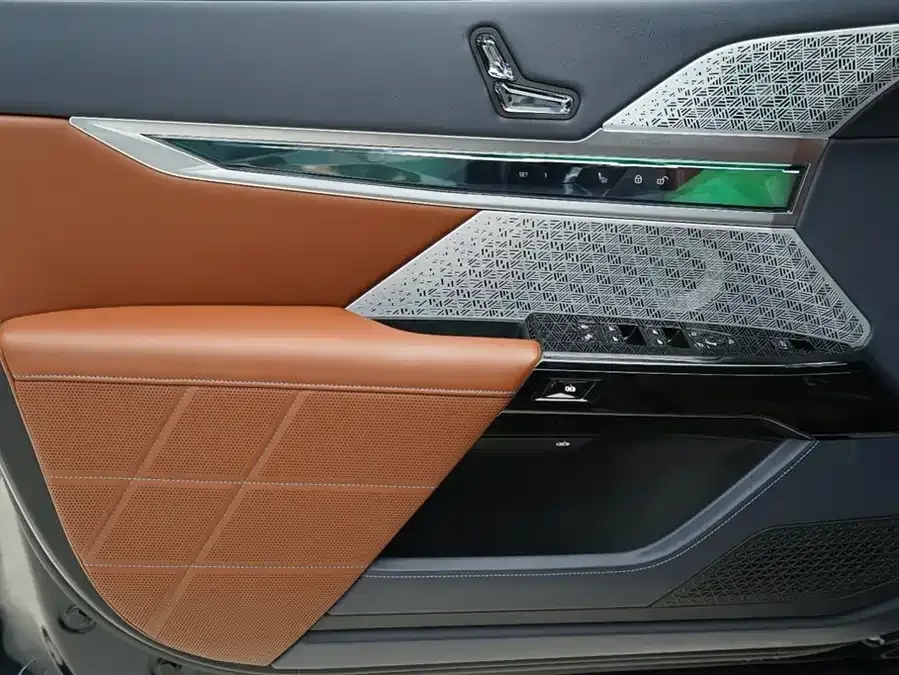 BMW i7 2023 xDrive60L Luxury Package 2024 — миниатюра 2