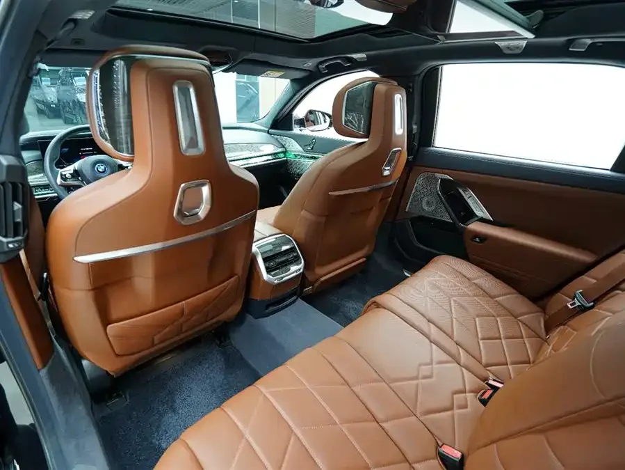 BMW i7 2023 xDrive60L Luxury Package 2024 — миниатюра 4