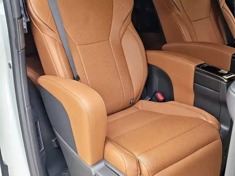 Toyota Crown Vellfire Vellfire 2025 Crown Hybrid 2.5L Ink Gold Executive Edition 2025 — миниатюра 3