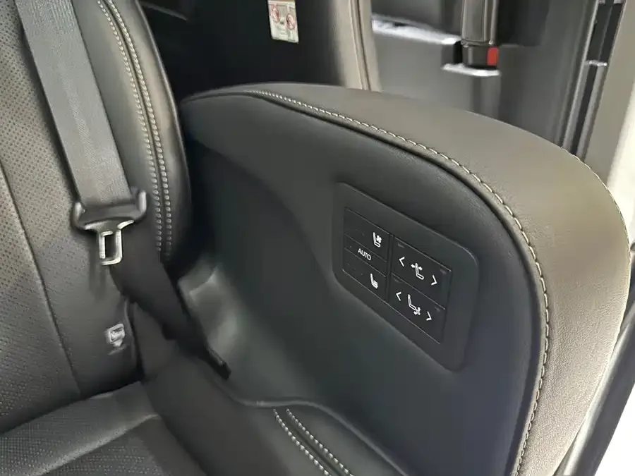 Toyota Crown Vellfire Vellfire 2025 Crown Hybrid 2.5L Ink Gold Executive Edition 2025 — миниатюра 4