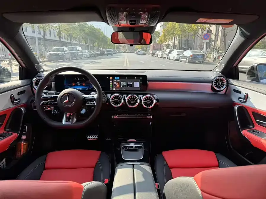 Mercedes-Benz A-Class AMG Mercedes-Benz A-Class AMG 2025 AMG A 35 L 4MATIC 2025 — миниатюра 3