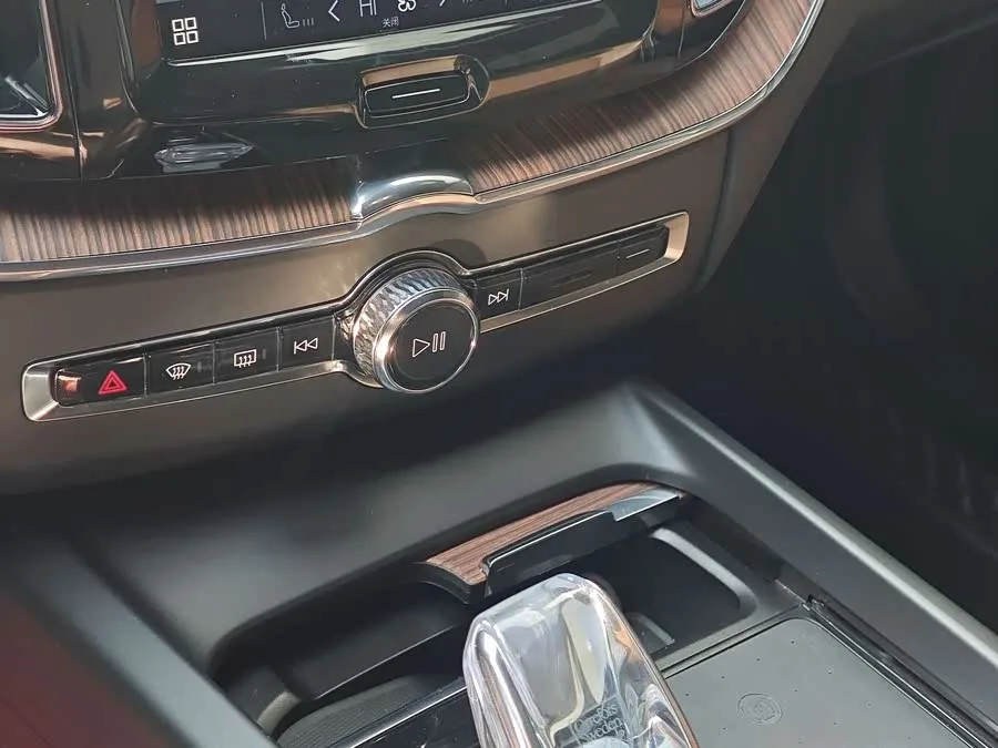 Volvo XC60 Plug-in Hybrid 2024 T8 Plug-in Hybrid Long-range Four-wheel Drive Zhiyuan Luxury Edition 2023 — миниатюра 2