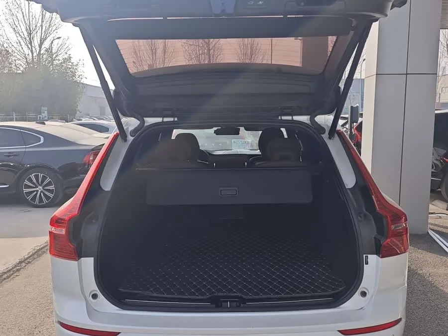 Volvo XC60 Plug-in Hybrid 2024 T8 Plug-in Hybrid Long-range Four-wheel Drive Zhiyuan Luxury Edition 2023 — миниатюра 3