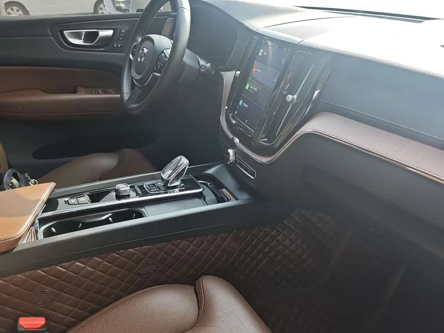 Volvo XC60 Plug-in Hybrid 2024 T8 Plug-in Hybrid Long-range Four-wheel Drive Zhiyuan Luxury Edition 2023 — миниатюра 4