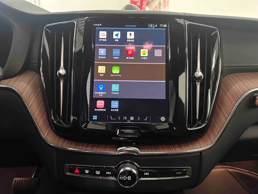 Volvo XC60 Plug-in Hybrid 2024 T8 Plug-in Hybrid Long-range Four-wheel Drive Zhiyuan Luxury Edition 2024 — миниатюра 4