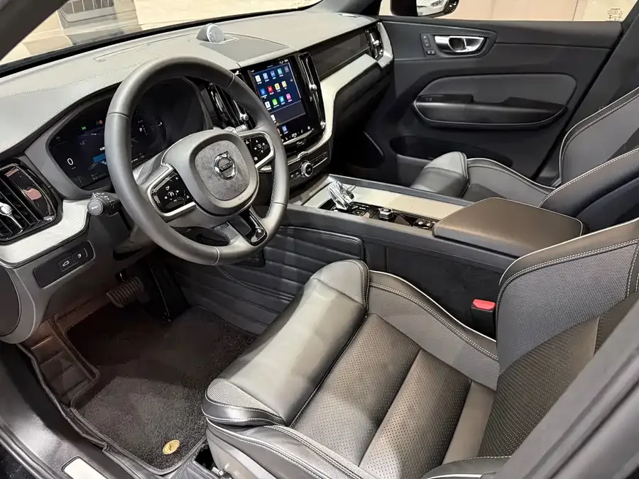 Volvo XC60 Plug-in Hybrid 2025 Plug-in Hybrid Long-Range Four-Wheel Drive Zhiyuan Polar Night Black Edition 2024 — миниатюра 2