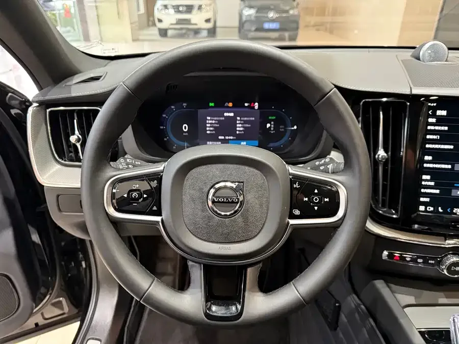 Volvo XC60 Plug-in Hybrid 2025 Plug-in Hybrid Long-Range Four-Wheel Drive Zhiyuan Polar Night Black Edition 2024 — миниатюра 3