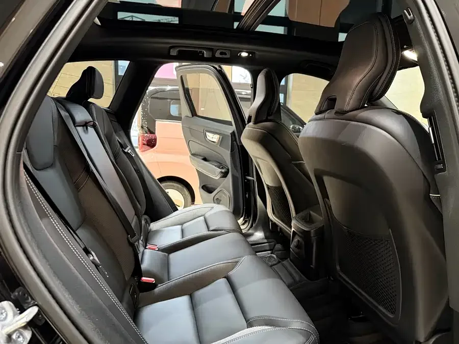 Volvo XC60 Plug-in Hybrid 2025 Plug-in Hybrid Long-Range Four-Wheel Drive Zhiyuan Polar Night Black Edition 2024 — миниатюра 4