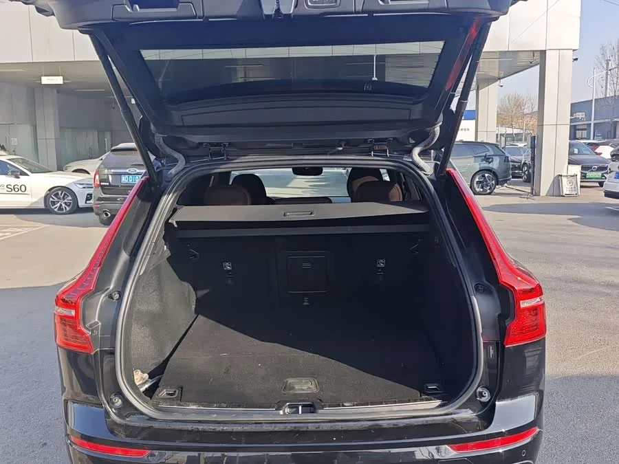 Volvo XC60 Plug-in Hybrid 2025 Plug-in Hybrid Long-range Four-wheel Drive Zhiyuan Luxury Edition 2024 — миниатюра 4