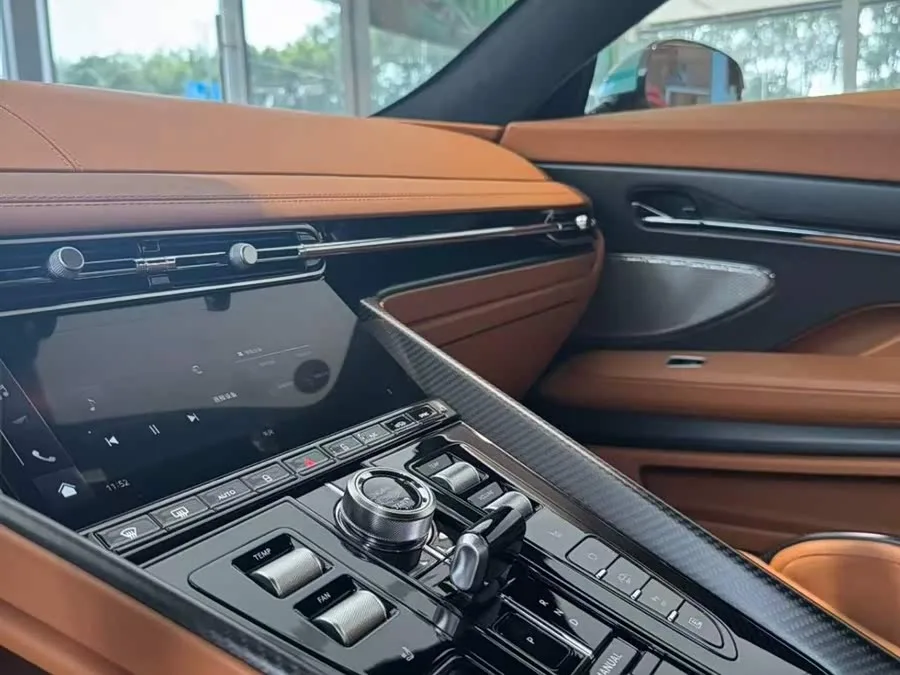 Aston Martin DB12 2023 4.0T V8 Coupe 2024 — миниатюра 3