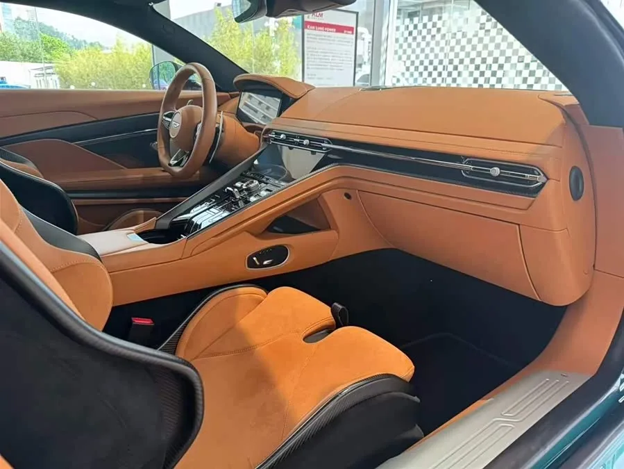 Aston Martin DB12 2023 4.0T V8 Coupe 2024 — миниатюра 4