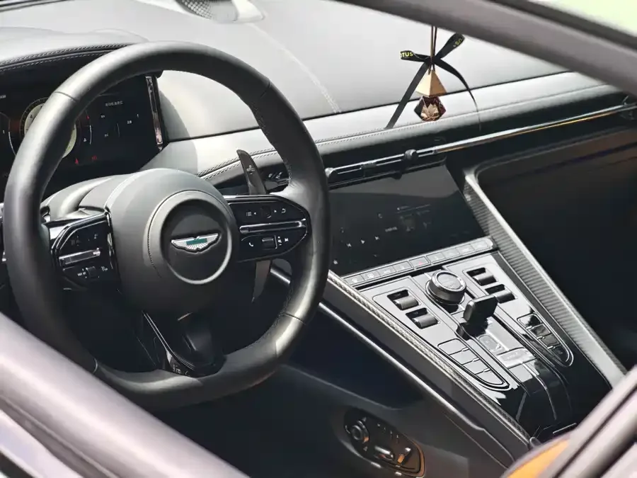 Aston Martin DB12 2025 4.0T V8 Coupe 2024 — миниатюра 5