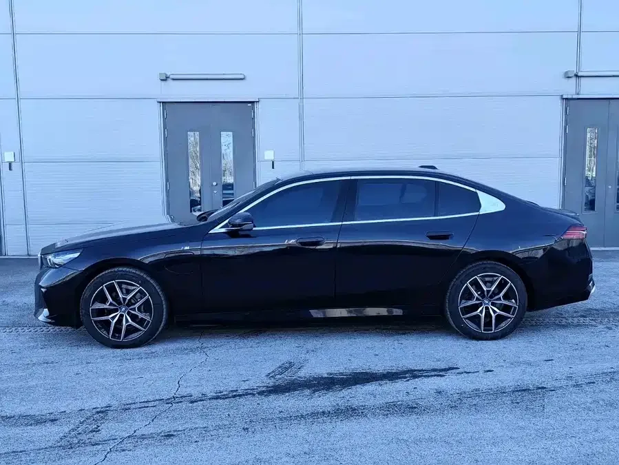 BMW i5 2025 eDrive 35L M Sport Package 2025 — миниатюра 3