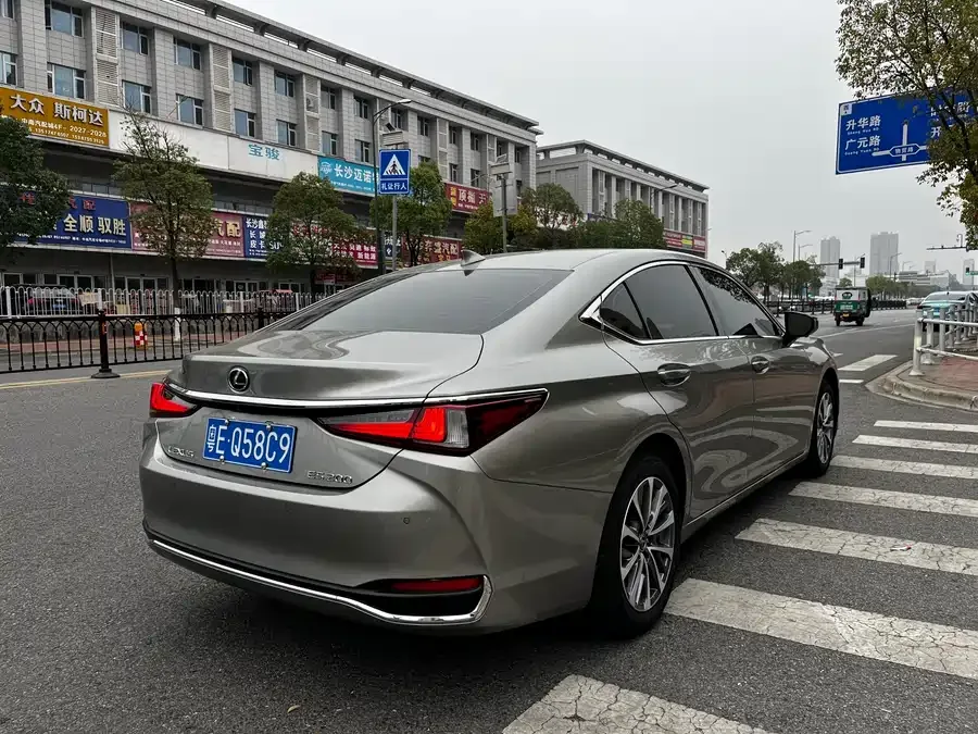 Lexus ES 2022 200 Excellence Edition 2023 — миниатюра 2