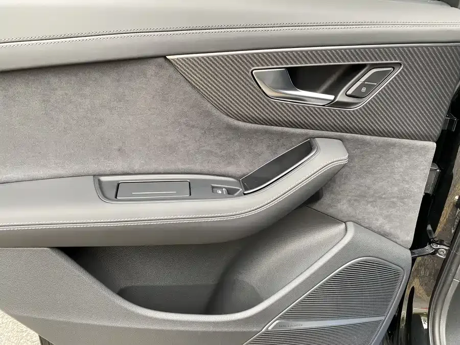 Audi SQ7 2024 4.0 TFSI 2025 — миниатюра 5