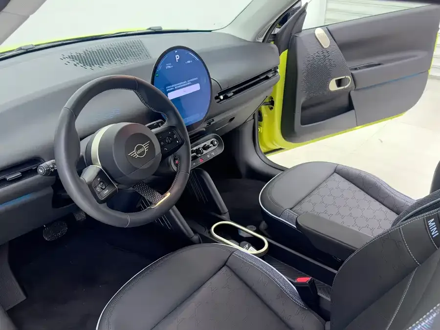 MINI electric COOPER Electric MINI COOPER 2024 456km COOPER E Classic 2024 — миниатюра 5