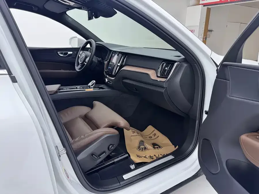 Volvo XC60 Plug-in Hybrid 2025 Plug-in Hybrid Long-range Four-wheel Drive Zhiyuan Luxury Edition 2025 — миниатюра 3