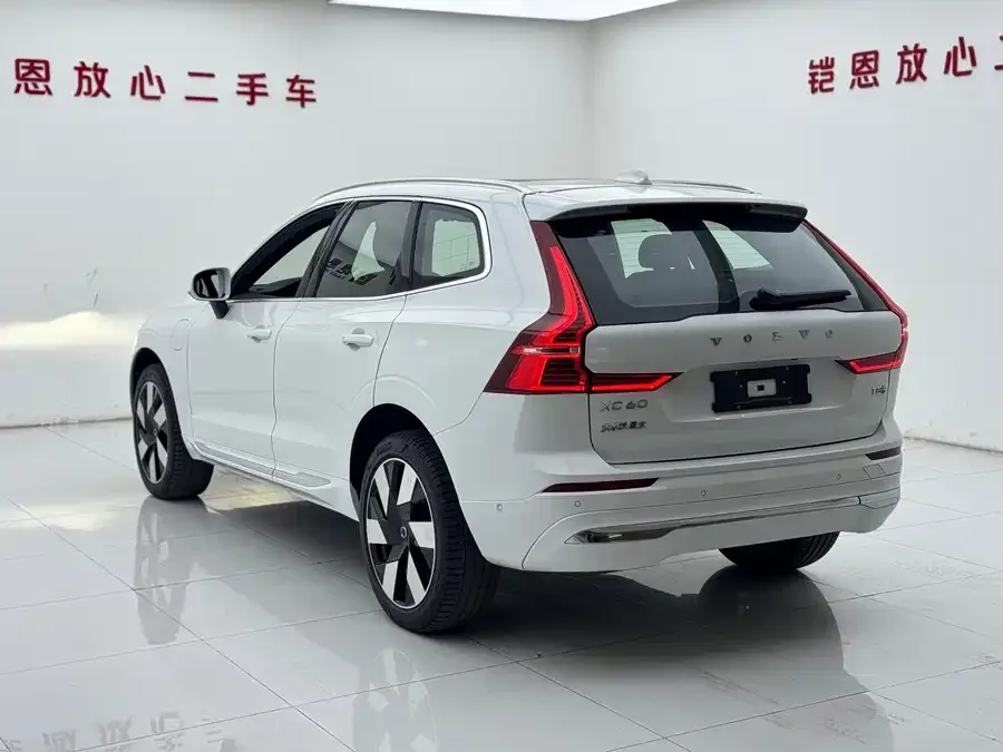 Volvo XC60 Plug-in Hybrid 2025 Plug-in Hybrid Long-range Four-wheel Drive Zhiyuan Luxury Edition 2025 — миниатюра 4