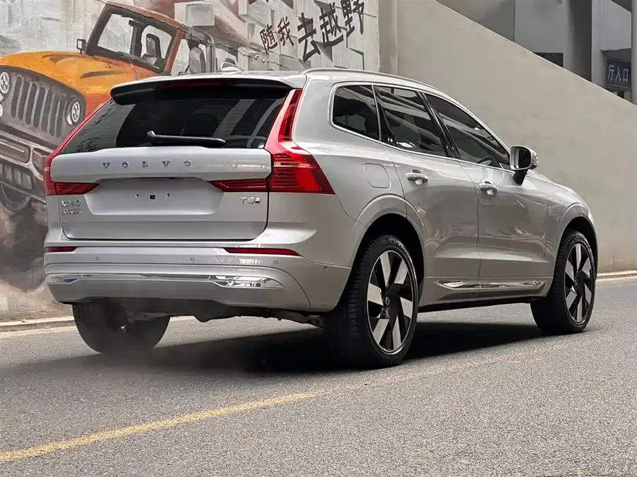 Volvo XC60 Plug-in Hybrid 2025 Plug-in Hybrid Long-range Four-wheel Drive Zhiyuan Luxury Edition 2026 — миниатюра 2