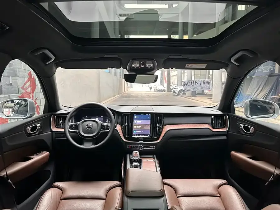 Volvo XC60 Plug-in Hybrid 2025 Plug-in Hybrid Long-range Four-wheel Drive Zhiyuan Luxury Edition 2026 — миниатюра 3
