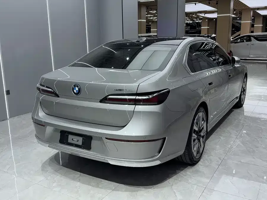 BMW i7 2023 eDrive50L Exclusive Luxury Package 2023 — миниатюра 3