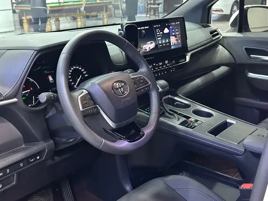 Toyota Sienna SIENNA 2024 2.5L Hybrid 4WD Premium Edition 2024 — миниатюра 3