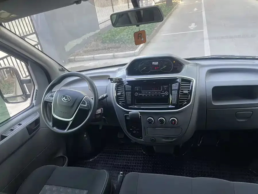 Maxus Xintu V80 Xintu V80 2023 2.0T PLUS AMT Business Edition Short Wheelbase Mid-Roof 10/11/12 Seats 2023 — миниатюра 2
