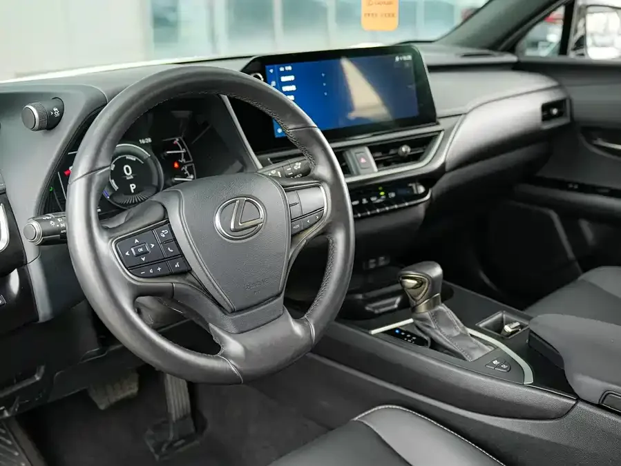 Lexus UX 2022 260h Exploration Cool Edition 2023 — миниатюра 3