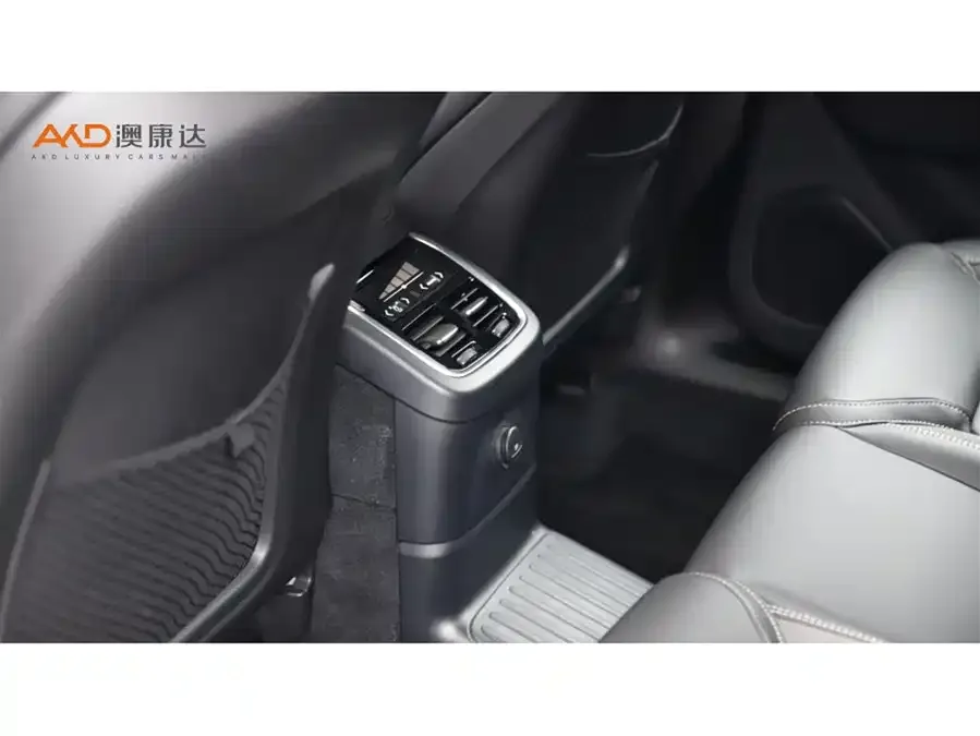 Volvo XC60 Plug-in Hybrid 2026 Long Range AWD Smart Midnight Black Edition 2025 — миниатюра 3