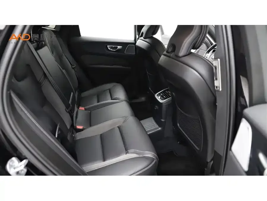 Volvo XC60 Plug-in Hybrid 2026 Long Range AWD Smart Midnight Black Edition 2025 — миниатюра 5