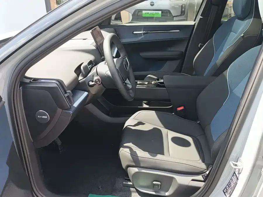 Volvo EX30 2025 rear-wheel drive long-range version Plus 2025 — миниатюра 2