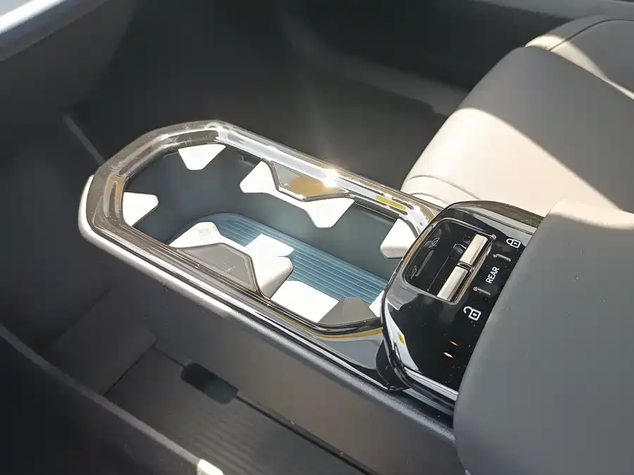 Volvo EX30 2025 rear-wheel drive long-range version Plus 2025 — миниатюра 3