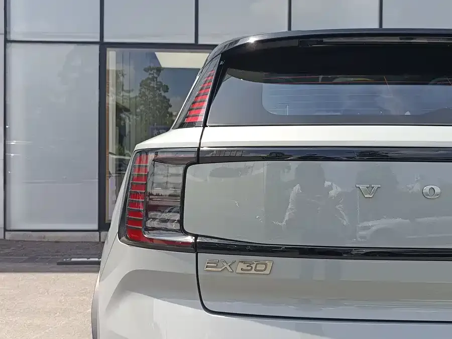 Volvo EX30 2025 rear-wheel drive long-range version Plus 2025 — миниатюра 4