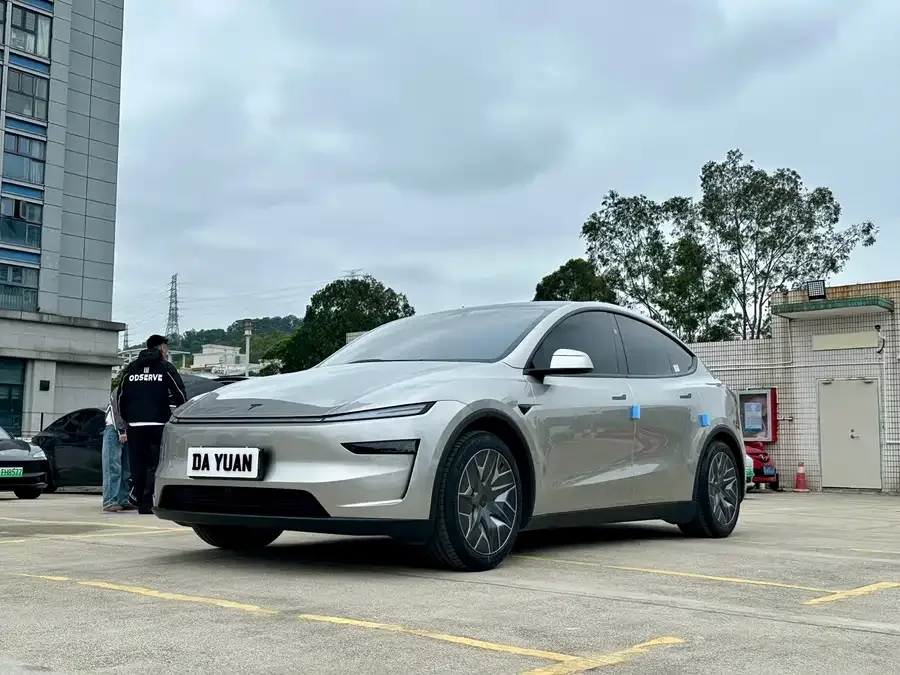 Tesla Model YL 2025