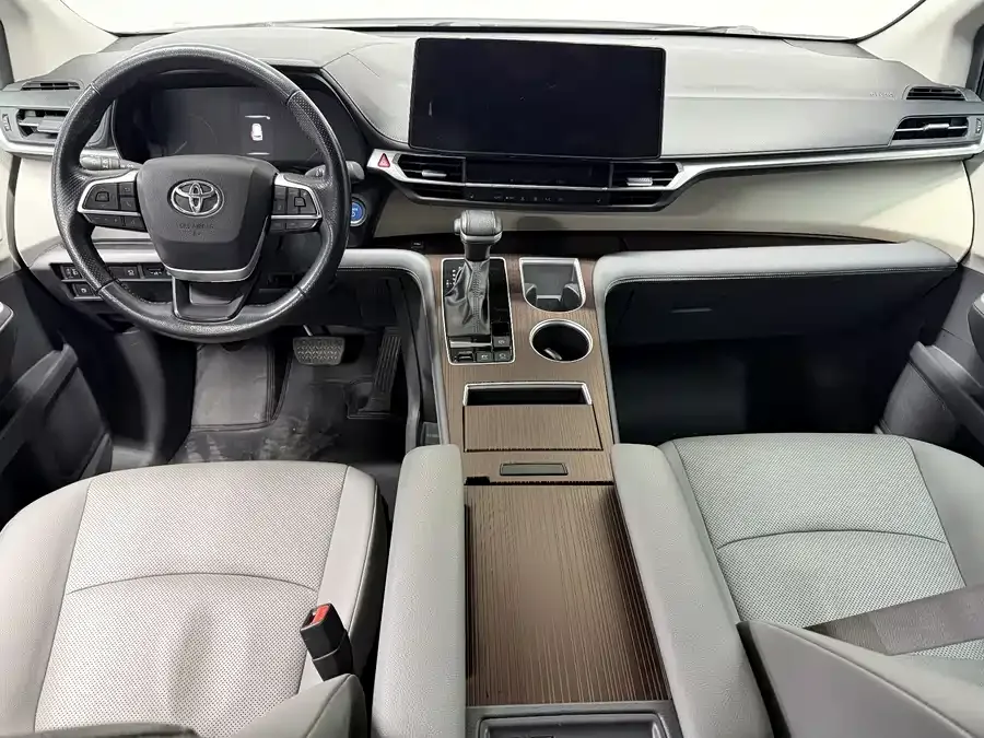 Toyota Granvia Grevia 2024 2.5L Hybrid Premium PLUS Edition 2024 — миниатюра 4