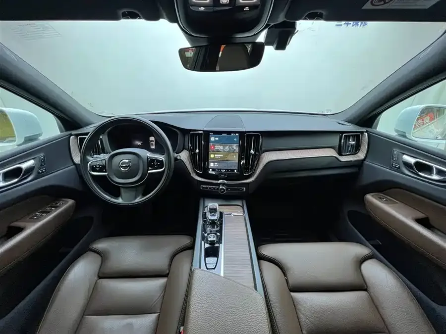Volvo XC60 2022 B5 four-wheel drive Zhiyuan Deluxe Edition 2022 — миниатюра 3