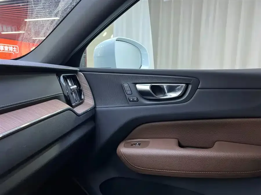 Volvo XC60 2022 B5 four-wheel drive Zhiyuan Deluxe Edition 2022 — миниатюра 5