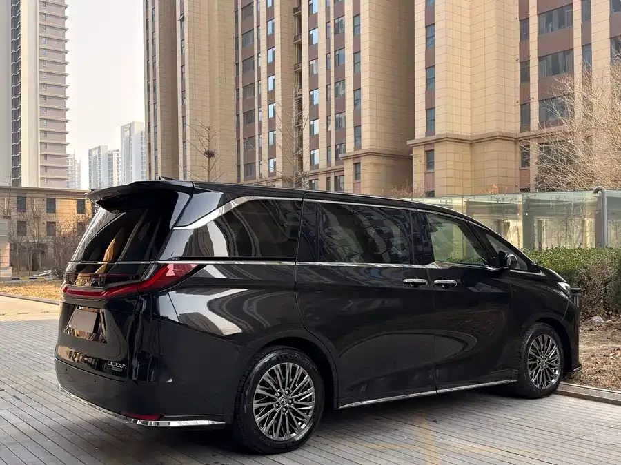 Lexus LM 2023 500h Six-seat Premium Edition 2024 — миниатюра 2