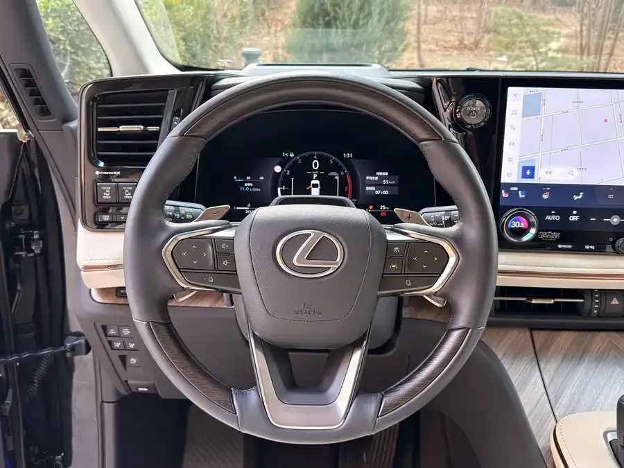 Lexus LM 2023 500h Six-seat Premium Edition 2024 — миниатюра 3