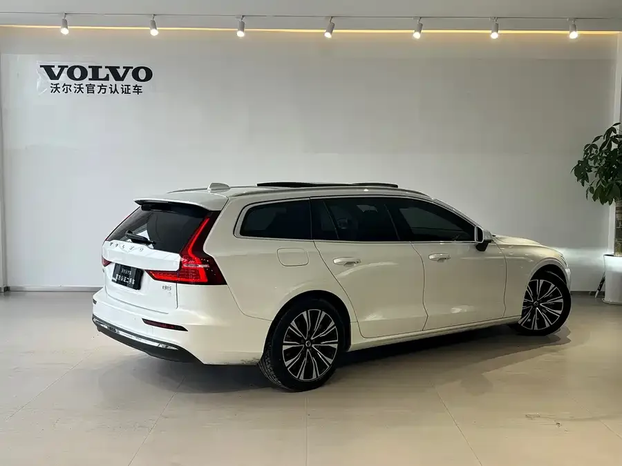 Volvo V60 2023 B5 Zhiyuan Luxury Edition 2023 — миниатюра 2