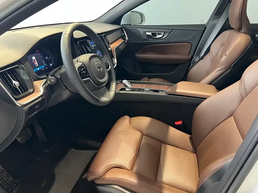 Volvo V60 2023 B5 Zhiyuan Luxury Edition 2023 — миниатюра 3