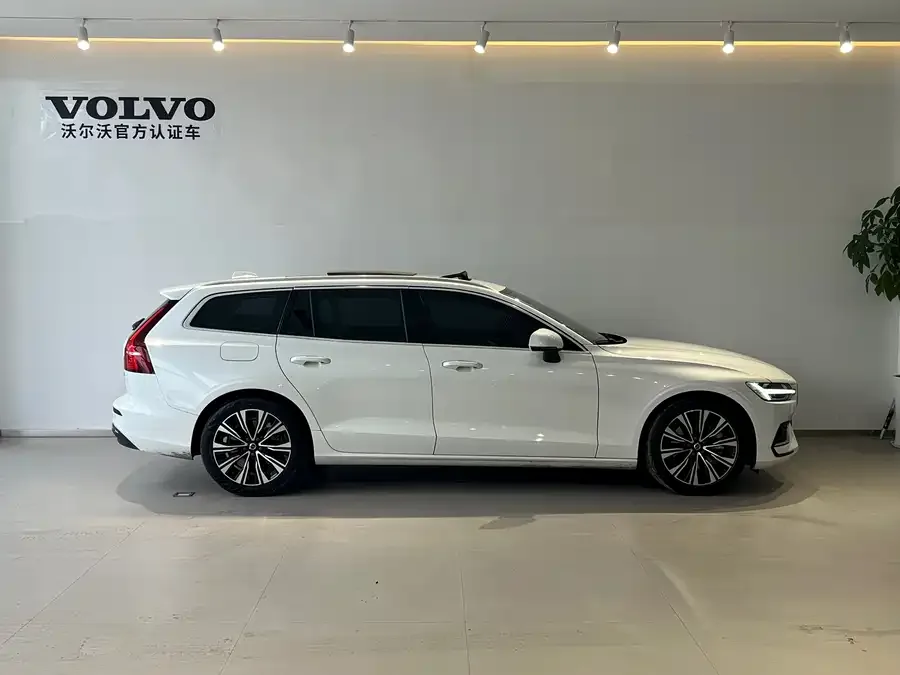 Volvo V60 2023 B5 Zhiyuan Luxury Edition 2023 — миниатюра 4