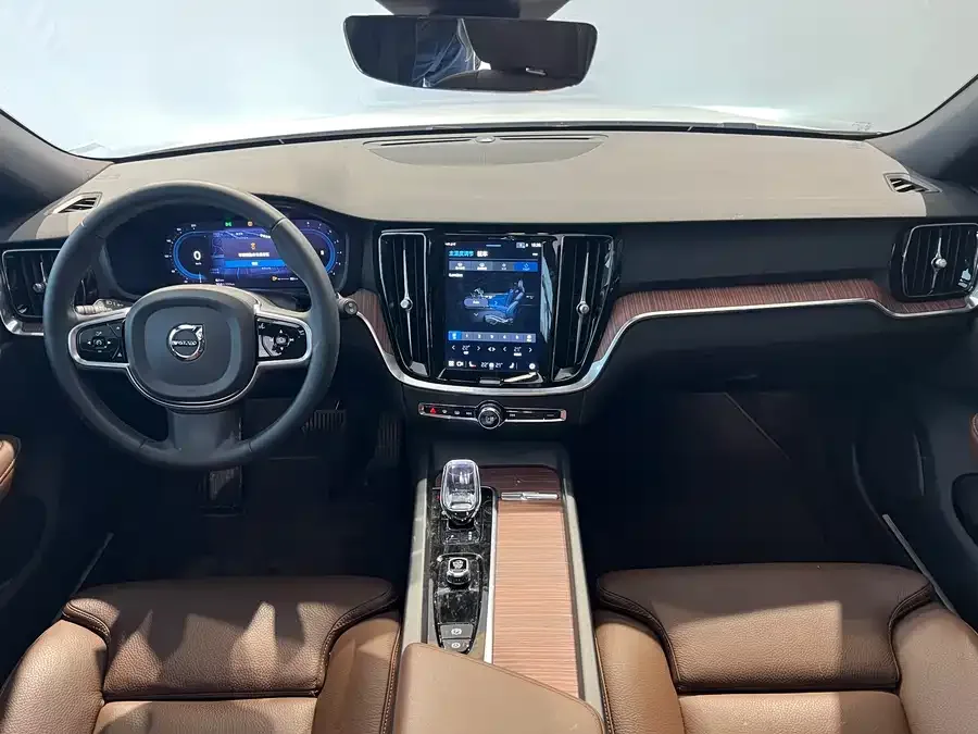 Volvo V60 2023 B5 Zhiyuan Luxury Edition 2023 — миниатюра 5