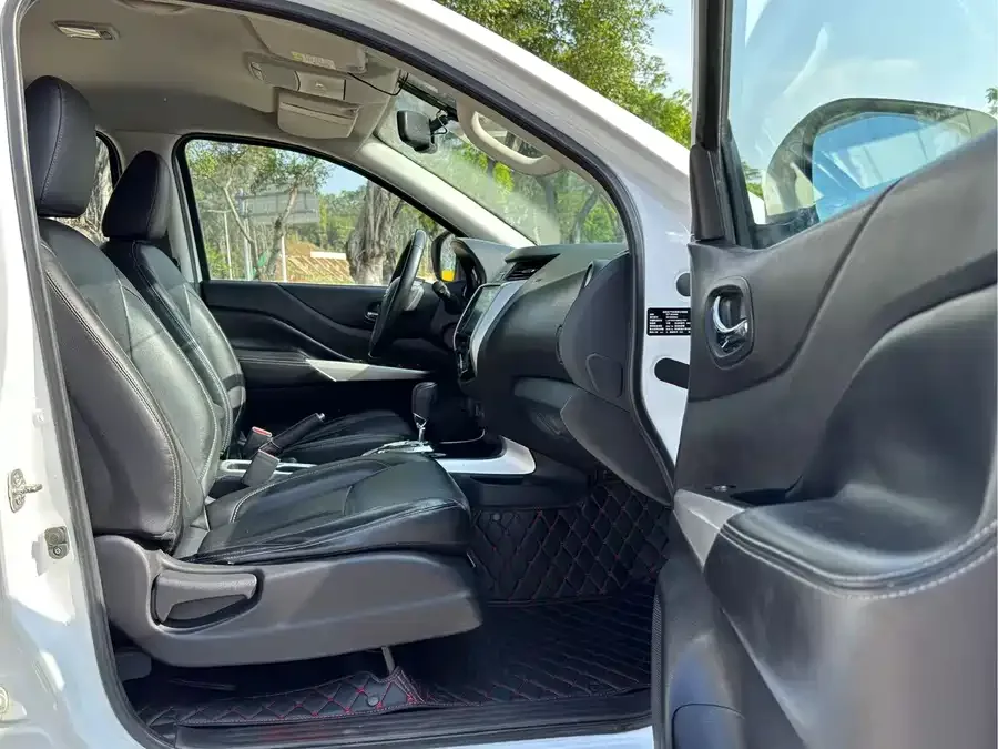 Nissan Navara Navara 2021 2.5L Automatic 4WD Premium Model QR25 2022 — миниатюра 4