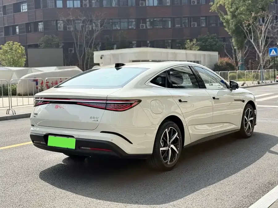 BYD seal 07 DM-i Seal 07 DM-i 2026 DM-i 1.5T 135km Premium Edition 2026 — миниатюра 3