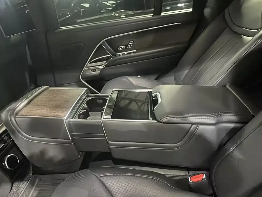 Land Rover Range Rover Range Rover 2025 3.0 L6 400PS Genesis Extended Edition 2024 — миниатюра 3
